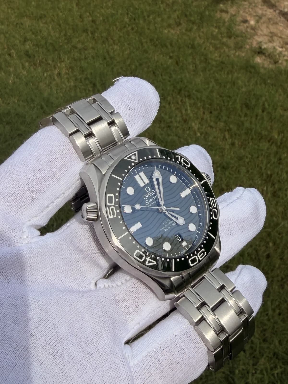 Omega Seamaster Diver 300M green wave dial, view 1